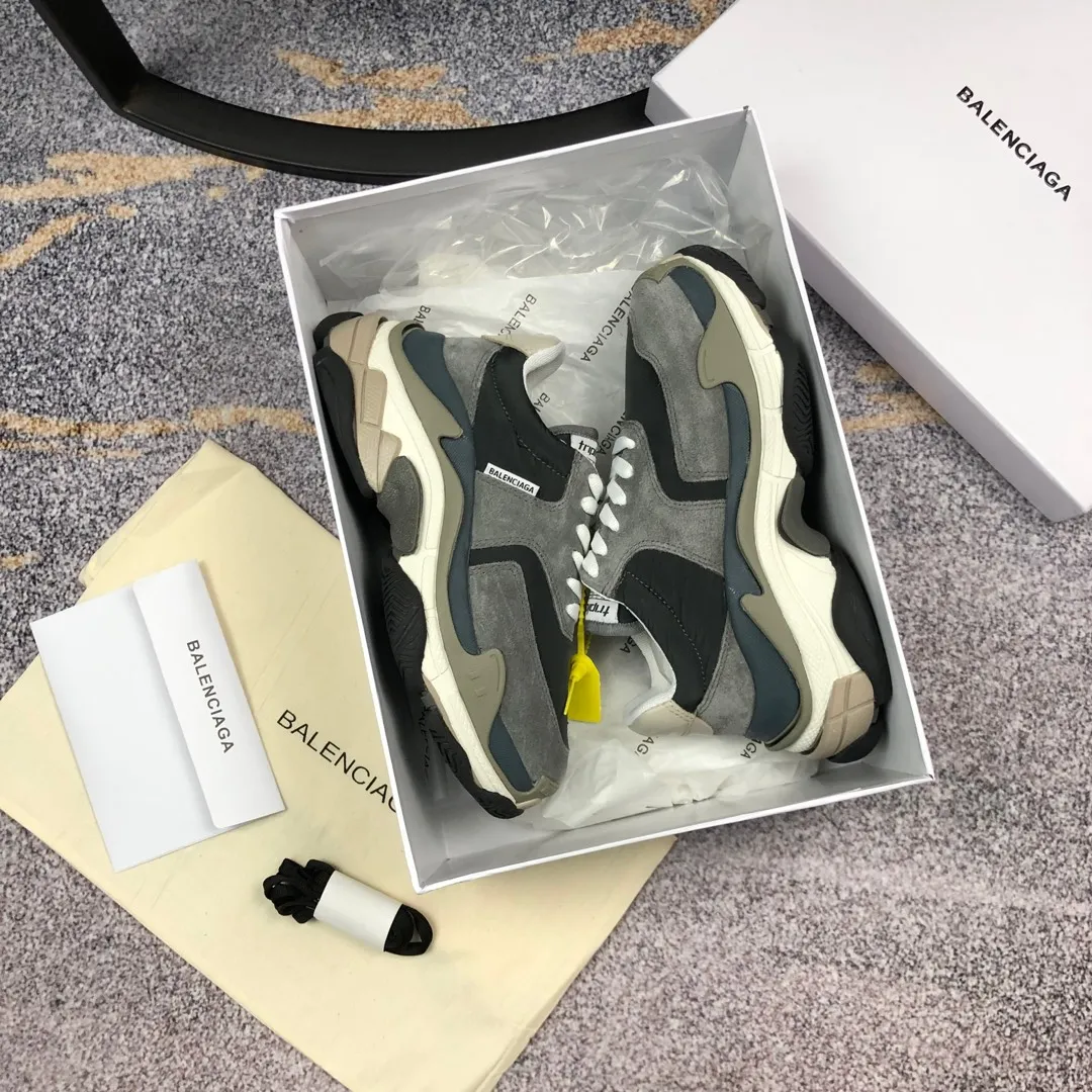 👟👟Ex-factory price 800👟👟 Balenciaga second generation 17 colors🖤 Balenciaga Triple-s Balenciaga-dad shoes. The world’s most popular retro jogging shoes 🔥. 🔺Retro distressed craftsmanship ~ original combination sole, heavy craftsmanship, not a low-end 2-layer combination sole! The upper is made of imported parachute cloth spliced ​​with nubuck matte, priced at 24 yuan per foot, which is different from the ordinary canvas on the market! The back is covered with cowhide high-frequency embossing! ⚠️When purchasing authentic products at the counter, I specifically asked the clerk about the materials. Size: 35-41 yards, men’s size 39-45, matching cloth bag, shoelaces, complete certificate of certification/men’s model will be notified later.